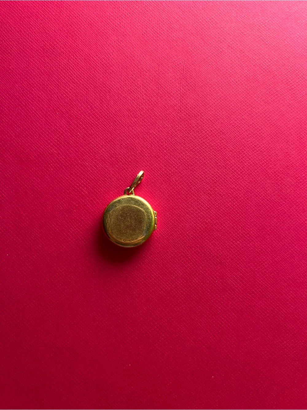 Gold Round Locket with Pearl and Black Stripes - Picture 5 of 5